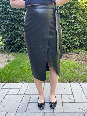 Babaton Faux Leather Pelli Wrap Skirt (Aritzia) – Black – Size 0